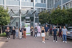 Teilnehmer:innen der Sommerakademie „Social Innovation meets App-Development“, welche das StartUp NextX in Heidelberg besuchen.
