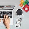 Das Bild zeigt Hände, die auf der Tastatur eines Laptops tippen. Daneben befinden sich ein Handy und eine Kaffeetasse. Oben rechts sind die SDG-Kacheln eingefügt.