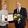 Ministerpräsident Dr. Reiner Haseloff überreichte den Verdienstorden in der Magdeburger Staatskanzlei an Prof. Dr. Regina Leven