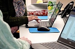 Das Bild zeigt zwei Personen mit je einem Laptop. Copyright Pädagogische Hochschule Heidelberg
