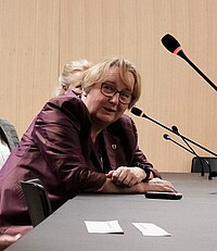  Ministerin Theresia Bauer vor einem Mikrofon.