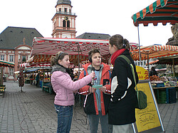 Fote eines Schüler-Forscherteams auf dem Mannheimer Marktplatz.