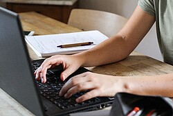 Das Bild zeigt einen aufgeklappten Laptop und zwei Hände, die auf der Tastatur liegen. Copyright Pädagogische Hochschule Heidelberg