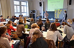 Das Bild zeigt Seminarraum, der mit Personen gefüllt ist.Copyright Pädagogische Hochschule Heidelberg