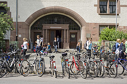 viele abgestellte Fahrräder vor dem Eingang der Ph.