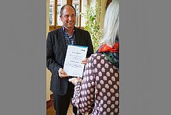 Das Bild zeigt Herrn Nicholas Humphrey bei der Verleihung des Lehrpreises. Copyright Pädagogische Hochschule Heidelberg