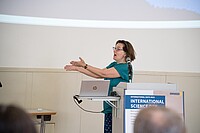Referierende am Stehpult beim International Science Day 2022
