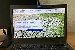 Das Foto zeigt einen Laptopbildschirm mit  der Präsentation zur Abschlussveranstaltung Climate Change Education.