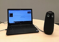 Laptop der mit einem Lautsprecher verbunden ist.