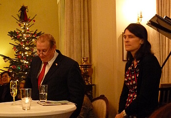 Der Generalkonsul der Vereinigten Staaten von Amerika in Frankfurt am Main, Kevin C. Milas, kündigt den Ehrengast des Abends, Courtney Diesel O’Donnell, an.
