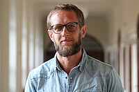 Portraitfoto von Dr. Christian Heuer