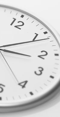 Das Bild zeigt eine weiße Uhr.