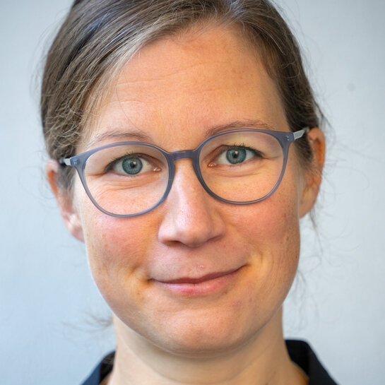 Das Bild zeigt Prof.in Dr.  Vera Munde.