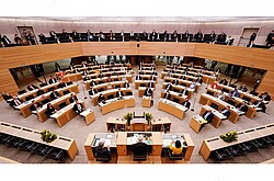 Das Symbolbild zeigt einen Plenarsaal mit Abgeordneten. Copyright picture alliance / dpa | Uwe Anspach