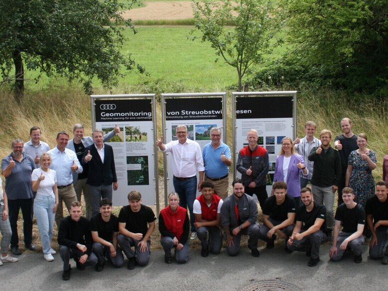 Alle Beteiligten vereint: Enthüllung der Infotafel zur Streuobstwiese in Neckarsulm am 07. Juli 2025 (Bildquelle AUDI AG)
