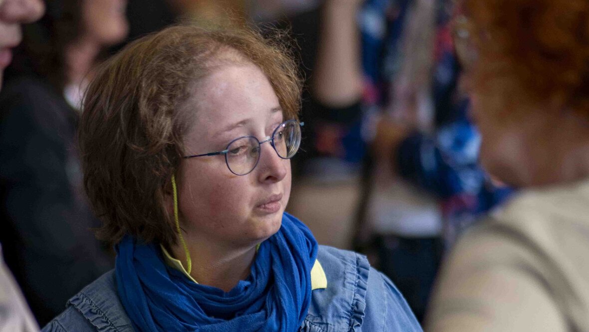 Das Bild zeigt Qualifizierungsteilnehmerin Louisa Kabbe auf der Tagung.