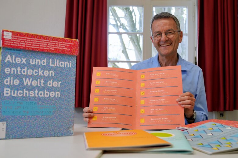 Prof. Dr. Markus Lang präsentiert eine Ausgabe des Projekts "Punkt für Punkt".