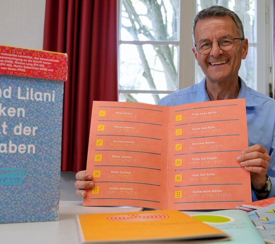 Prof. Dr. Markus Lang präsentiert eine Ausgabe des Projekts "Punkt für Punkt".