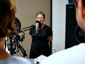 Dr. Irene Berti im Podcast-Studio am Mikrofon 