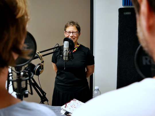 Dr. Irene Berti im Podcast-Studio am Mikrofon 