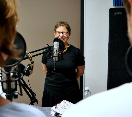 Dr. Irene Berti im Podcast-Studio am Mikrofon 