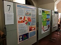 Foto der drei Gewinnerposter mit den Themen Plastikverbrauch, Mäßigung und nachhaltige Stadtentwicklung. 