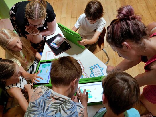 zu sehen sind Kinder beim Lernen