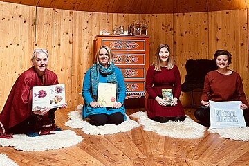 Heike Heinemann, Andrea Brunner, Laura Schuster Camposecco und Lotte Schlarb (von links nach rechts) mit je einem Kinderbuch