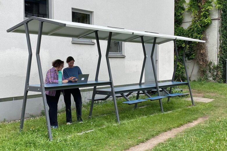 Der Außenarbeitsplatz am Neubau der Pädagogischen Hochschule Heidelberg, der von PHeelGood eingerichtet wurde, um gesundes und abwechslungsreiches Arbeiten zu ermöglichen.