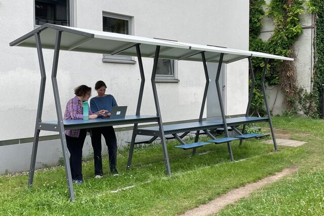 Der Außenarbeitsplatz am Neubau der Pädagogischen Hochschule Heidelberg, der von PHeelGood eingerichtet wurde, um gesundes und abwechslungsreiches Arbeiten zu ermöglichen.