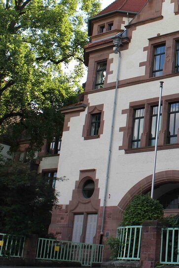Der Haupteingang des Altbaus in der Keplerstraße 87.