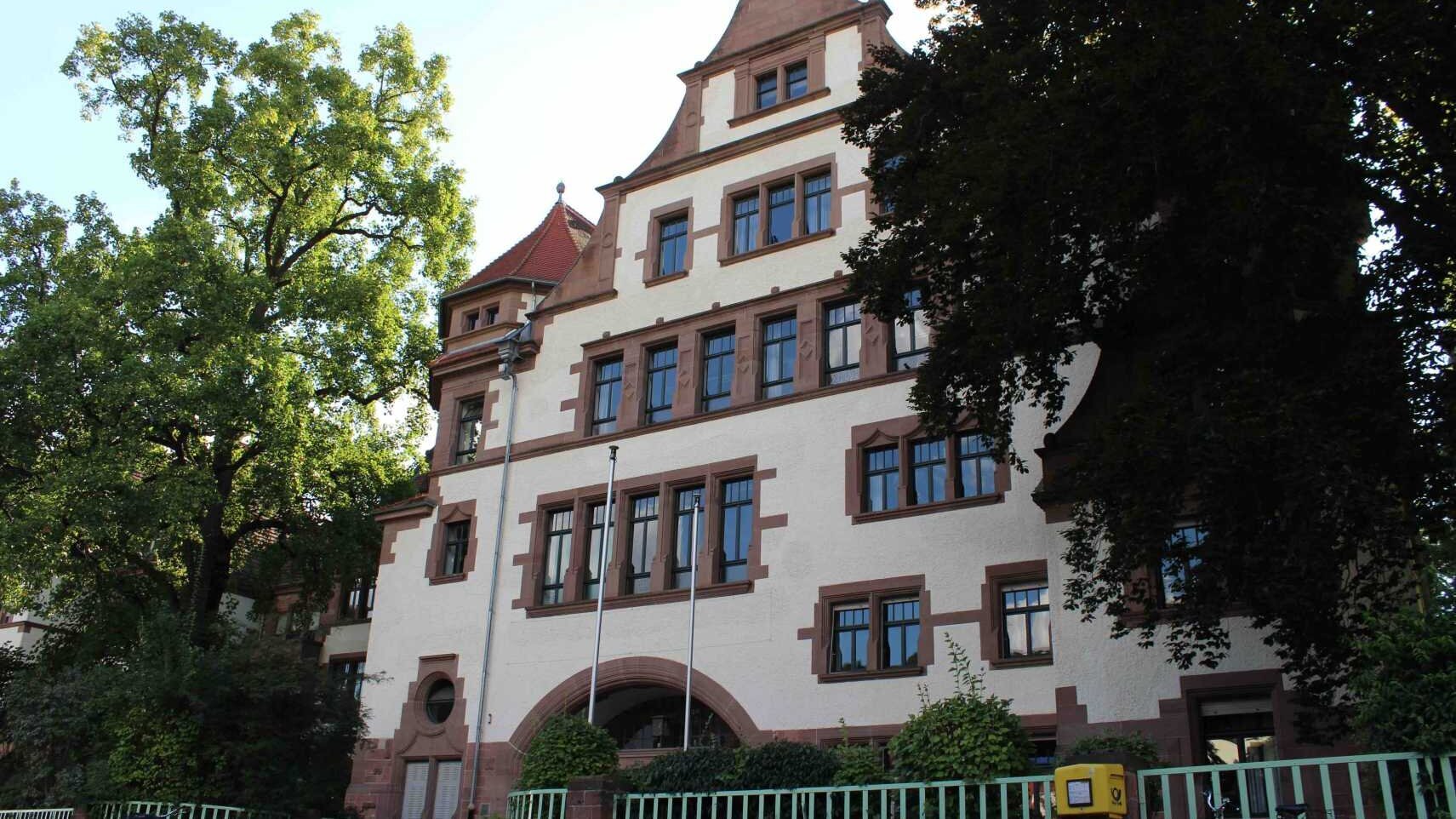 Der Haupteingang des Altbaus in der Keplerstraße 87.