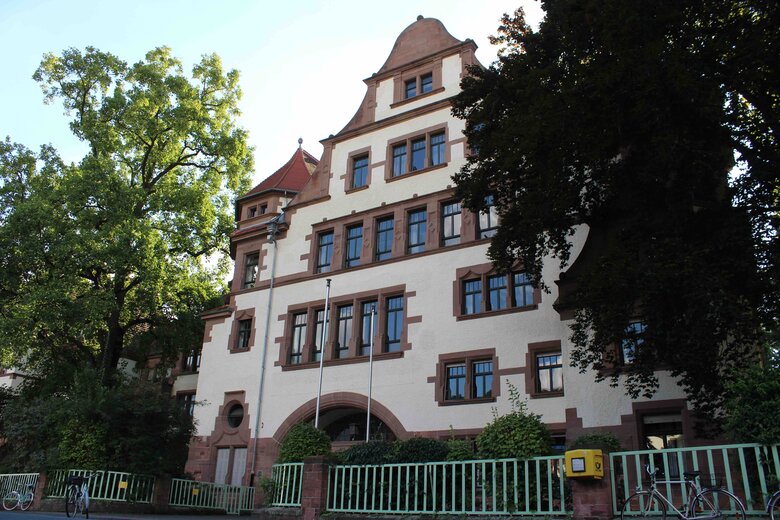 Der Haupteingang der Pädagogischen Hochschule Heidelberg in der Keplerstraße 87 hat seinen eigenen Campusplan und Gebäudeöffnungszeiten.
