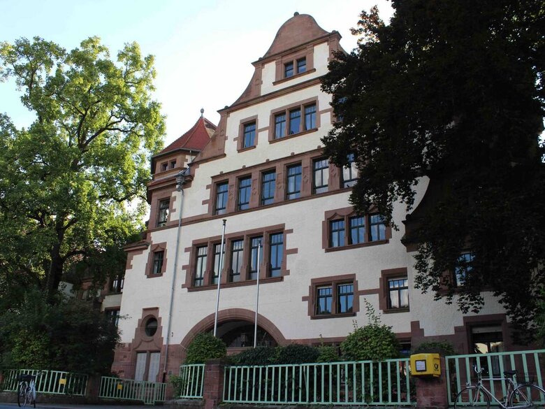 Der Haupteingang des Altbaus in der Keplerstraße 87.