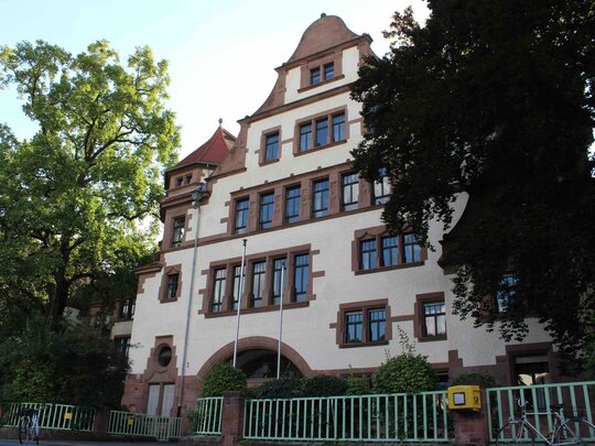 Der Haupteingang des Altbaus in der Keplerstraße 87.