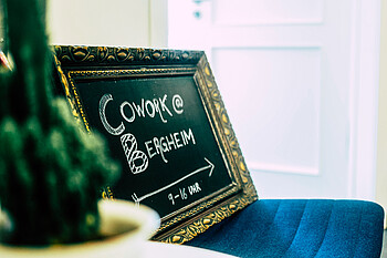 Schmuckgrafik: Schild mit Schriftzug "Cowork@Bergheim"