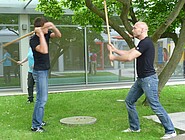 Das Bild zeigt zwei dsj-Juniorbotschafter bei der Durchführung der Stockkampfübung