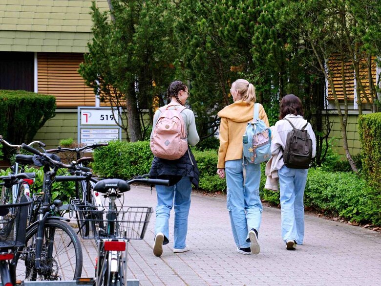 Studierende auf dem Weg zum Seminar