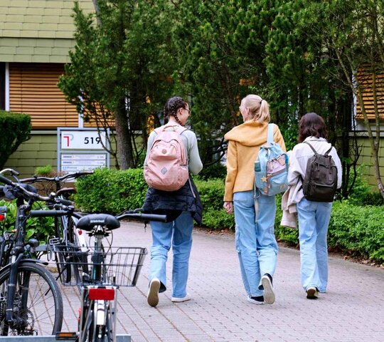 Studierende auf dem Weg zum Seminar