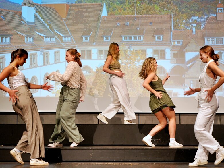 Die ISS Werkstatt Tanz während ihres Auftrittes bei der Soirée 2025/2026