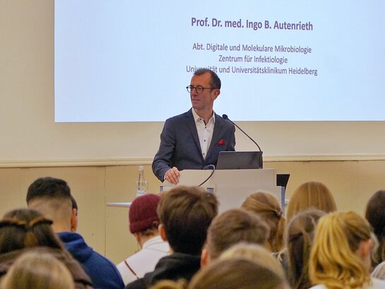 Ingo Autenrieth am Rednerpult in der Aula der Pädagogischen Hochschule Heidelberg.