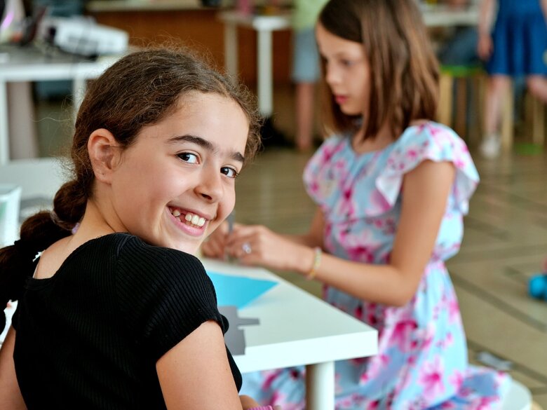 Zu sehen sind zwei Schülerinnen im Klassenzimmer.