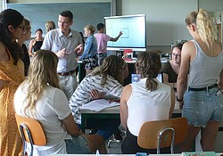 Seminar mit modernen Medien: Inquiry based learning in einem Raum voller Menschen.