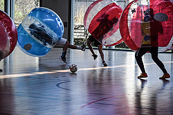 Das Bild zeigt Studierende beim Hallenfußball.