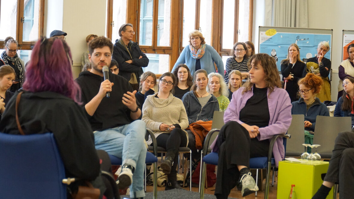 Zu sehen ist eine Diskussionsrunde. 