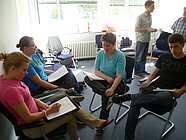 Das Bild zeigt die TeilnehmerInnen des HKT-Workshops mit den Juniorbotschaftern bei einer Gruppenarbeit