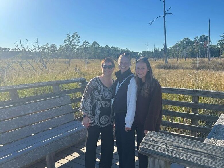 Caro Blume mit zwei Austauschstudierenden der PH bei einem Ausflug