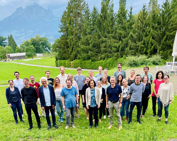 Gruppenbild des EFFORT-Teams aufgenommen in den Schweizer Bergen