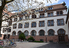 The picture shows the university when coming from Quinkestraße. Copyright: HUoE