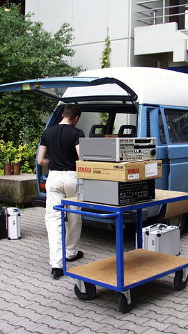 In einen VW-Bus werden die Geräte für eine Filmproduktion geladen.